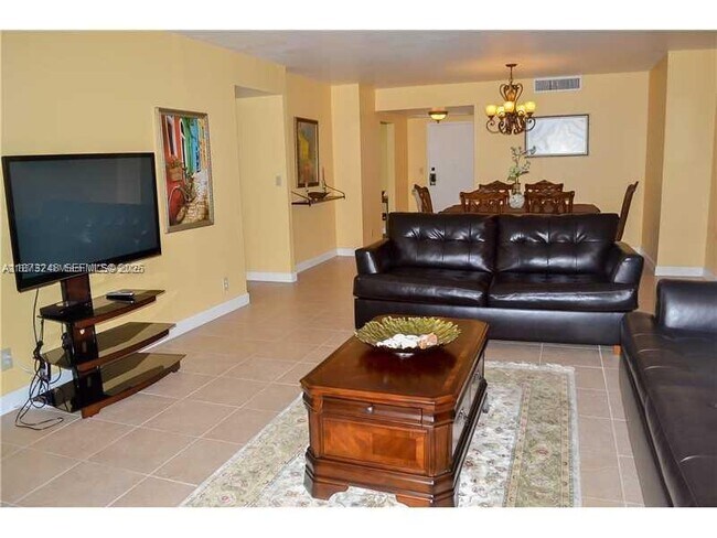 Building Photo - 2500 Parkview Dr