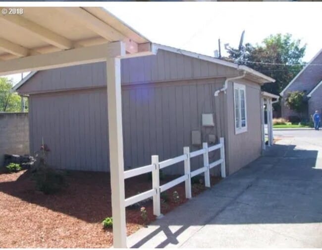 Building Photo - 822 NE Ford St