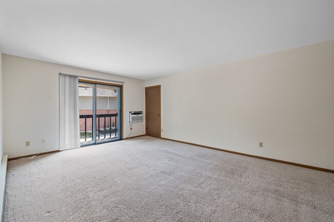 Building Photo - Upper 2 Bedroom 1.5 Bathroom Apartment  Available