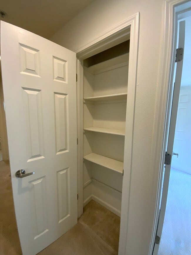 Building Photo - Spacious 2BD/2BA Apartment With Private Ba...