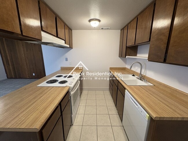 Building Photo - Spacious Fair Oaks 2bd/1ba Duplex with 1 Car Garage