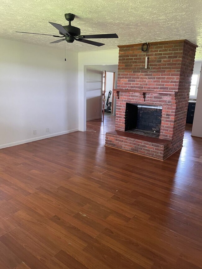 Building Photo - 3 Bed 1 Bath Home - Russellville