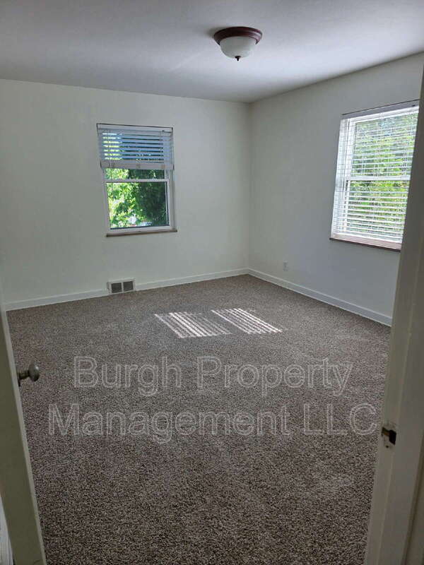 Building Photo - 300 Maxwell Dr