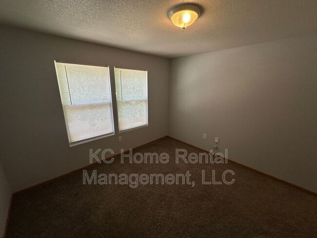 Building Photo - 1001 S Hocker Ave