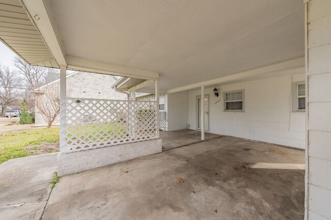 Building Photo - 3 Bedroom, 1.5 Bathroom in West Worth Village