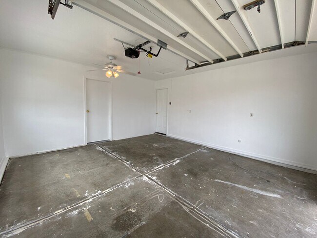 Building Photo - Great 3 Bedroom Home in Golden Valley on Pavement!
