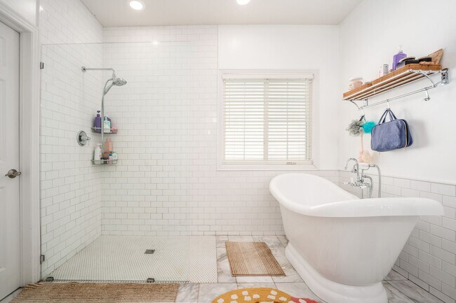 Building Photo - 7179 Fernridge Dr