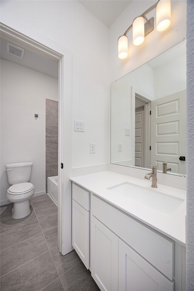 Building Photo - 2031 Longmire Villas Ct