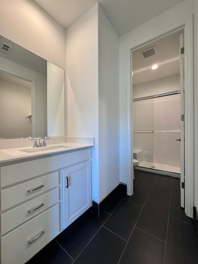 Building Photo - Spacious 5BD/3BA Home with Loft, Solar & B...
