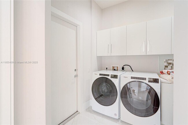 Building Photo - 2521 SW 105th Ave