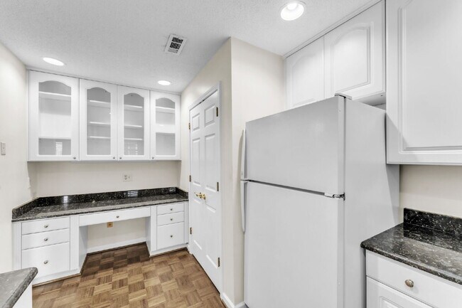 Building Photo - Beautiful 2-Bed, 2-Bath Condo with Elegant...