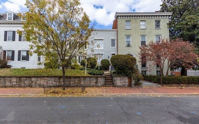 Building Photo - Terrific Two Bedroom Gem in Georgetown! Pa...