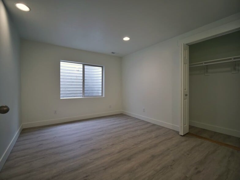 Building Photo - 7042 W Knowley Rd