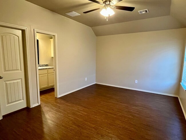 Building Photo - Beautiful 3 Bed 2 Bath Duplex!!