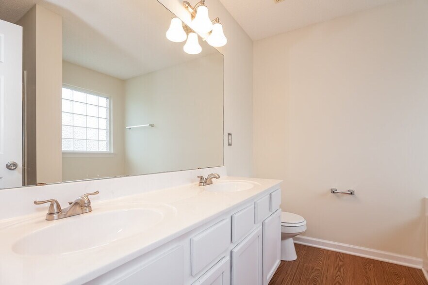 Building Photo - 2033 Stargrass Ct