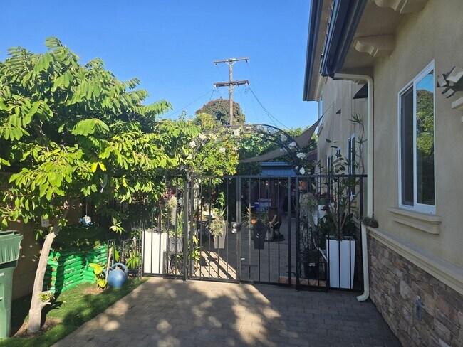 Building Photo - Fully Furnished 2 Bed, 2 Bath Townhome – 5...