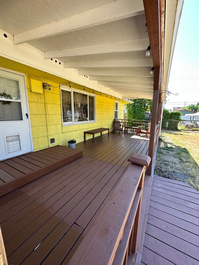 Building Photo - Perfect & Charming 3 bedroom 1 Bath Ramble...