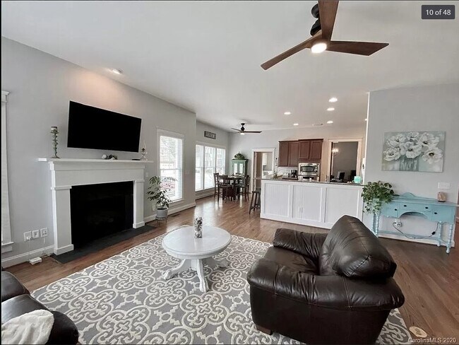 Building Photo - 6036 Daphne Circle