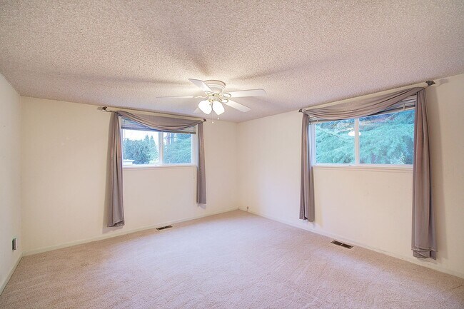 Building Photo - 2bd/1.5ba Redmond Home