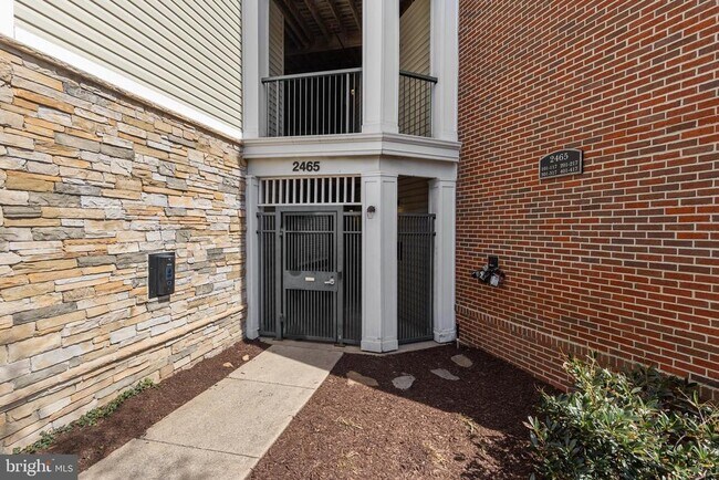 Building Photo - 2465 Army Navy Dr