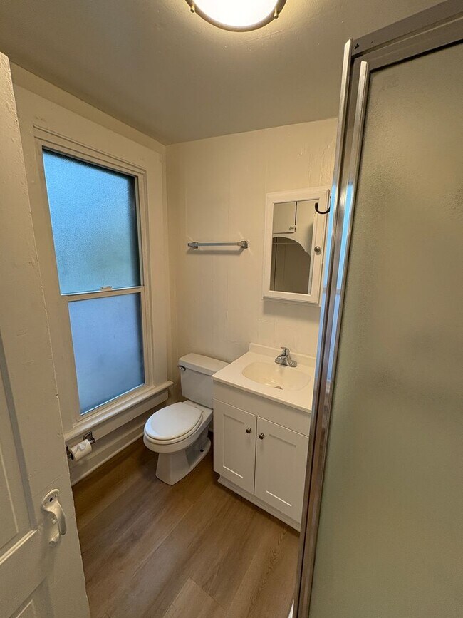 Building Photo - Studio Located Downtown Ventura, Close to ...