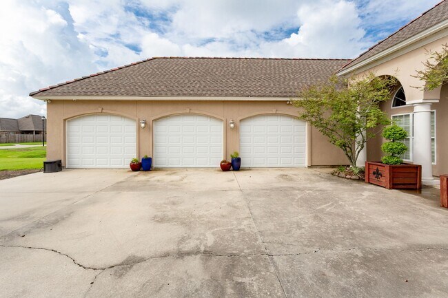 Building Photo - 3 Bedroom House in Addis with Pool, Gazebo...