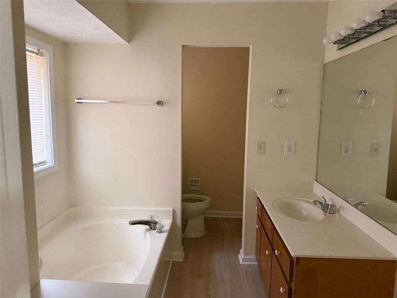 Building Photo - 80 Rolling Ridge Dr