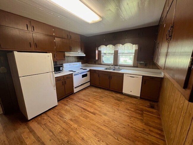 Building Photo - 818 Ridge Rd