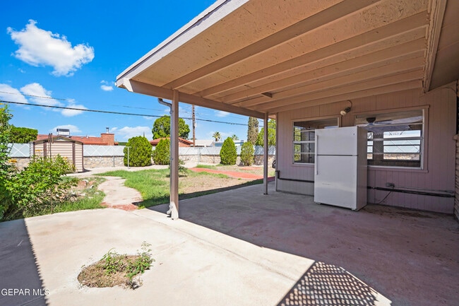 Building Photo - 5017 Sierra Madre Dr