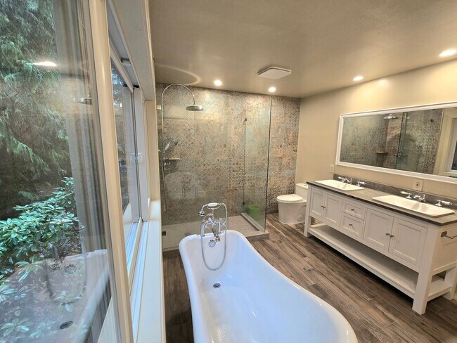 Building Photo - 5 Bedroom 4 Bathroom Home in Woodinville