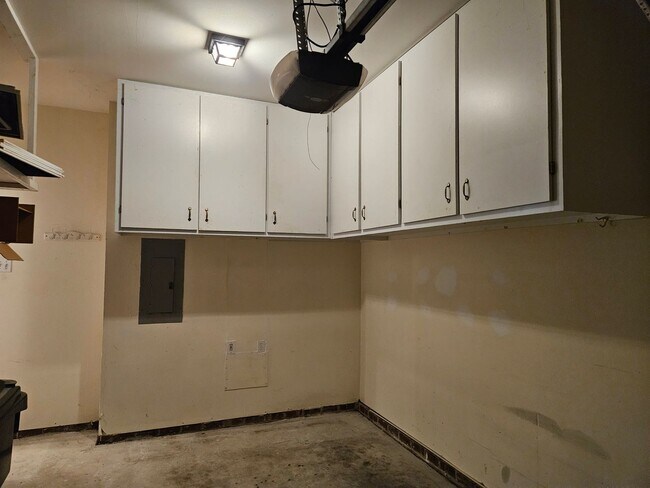 Building Photo - Fantastic 3br 2.5ba End Unit Townhome in North Raleigh! 1 Car Garage!