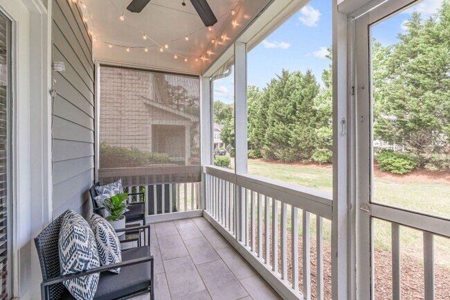 Building Photo - Stylish 2BR+Office (Optional 3rd Bedroom),...