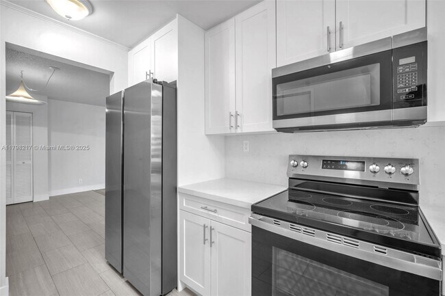 Building Photo - 940 NE 199th St