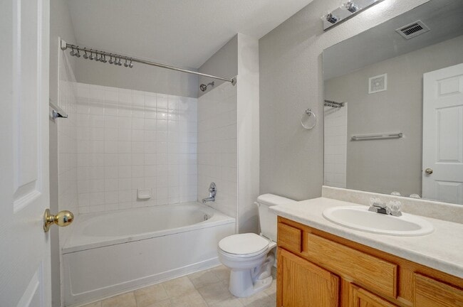 Building Photo - $2,100 - 2 Bed, 2 Bath Townhome in Thornto...
