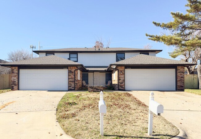 Building Photo - Updated 3-Bedroom, 2-Bathroom Duplex with a Spacious Fenced Backyard!