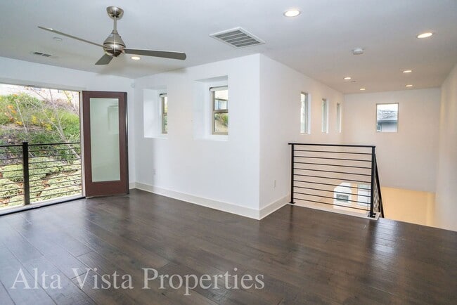 Building Photo - Beautiful Townhome centrally located in Mi...