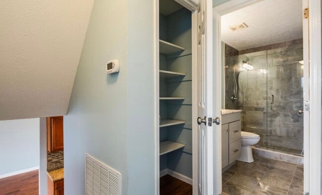 Building Photo - Newly Renovated Hillview Bi-Level! ASK US ABOUT OUR LONG-TERM LEASE SPECIAL TODAY!