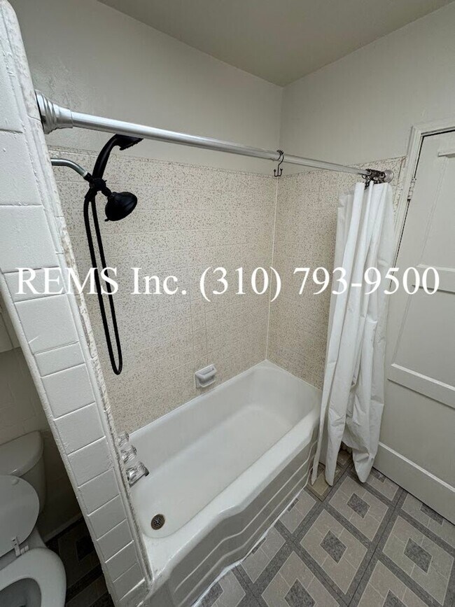 Building Photo - Refurbished Upstairs Apartment w/ Parking