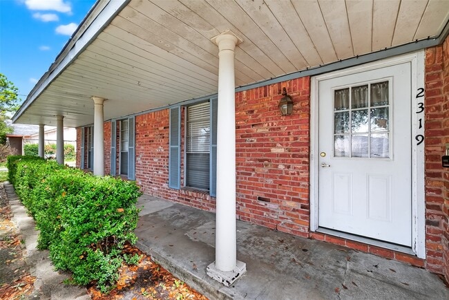 Building Photo - 2319 Blue Willow Dr