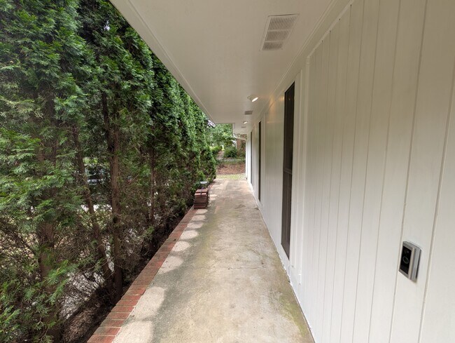 Building Photo - 514 Morreene Rd