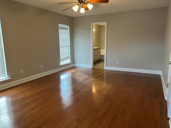 Building Photo - 112 Oakwood Ct