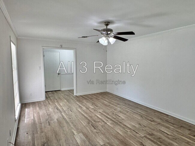 Building Photo - 2557 Woodley Rd