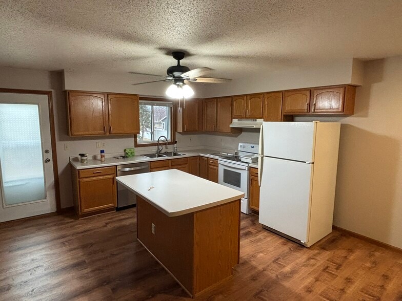Building Photo - 125 Rosewood Ln S