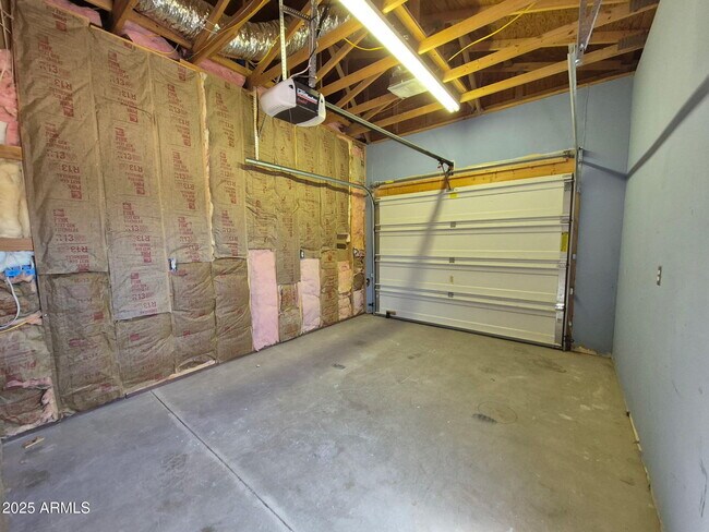 Building Photo - 2529 E Scenic St