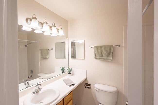 Building Photo - 5820 Oakwood Dr