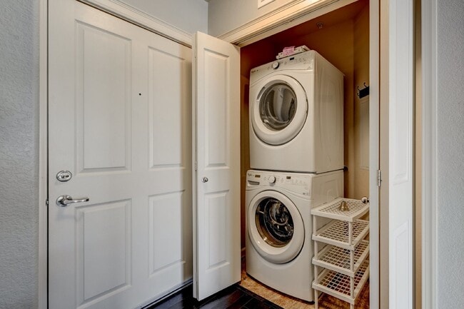 Building Photo - $1,800 - Updated One Bedroom Unit with Bon...
