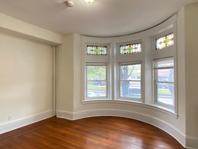 Building Photo - Nice, large 1 bed in a prime location in Allston.