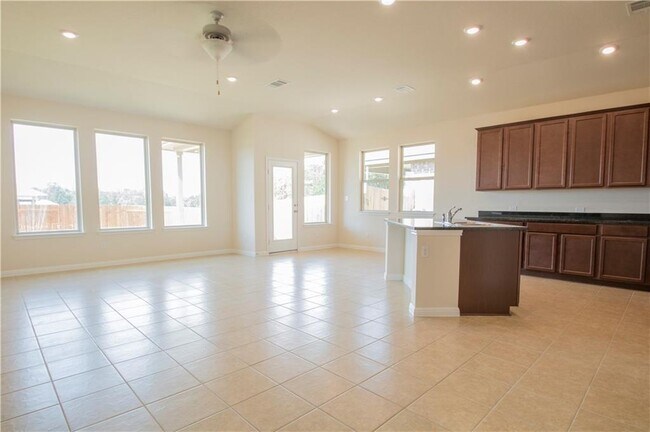 Building Photo - 1609 Desmond St