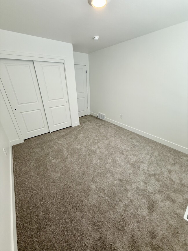 Building Photo - 564 1860 N