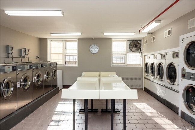 Building Photo - 84-39 153rd Ave